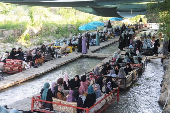 Hayırsever iş insanından Kur’an kursu öğrencilerine yemek ziyafeti