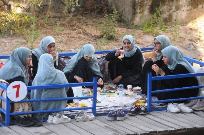 Hayırsever iş insanından Kur’an kursu öğrencilerine yemek ziyafeti