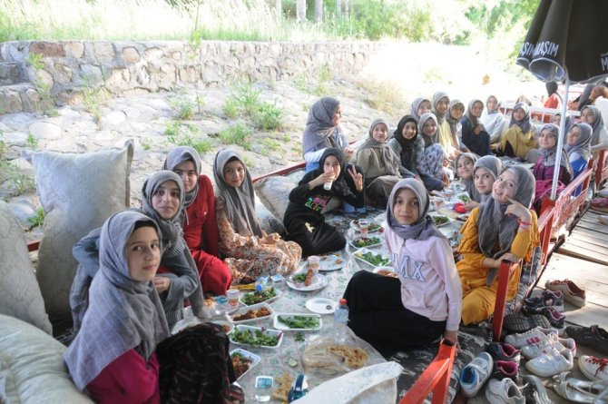 Hayırsever iş insanından Kur’an kursu öğrencilerine yemek ziyafeti