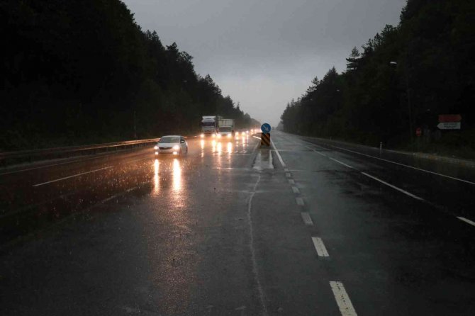 Şiddetli sağanak ve sis trafiği felç etti