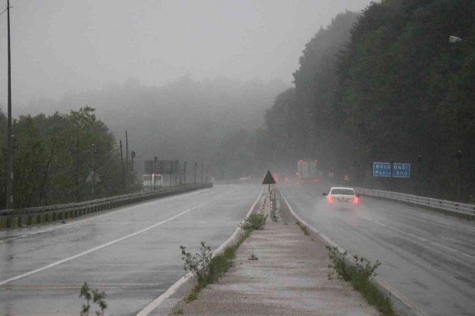 Şiddetli sağanak ve sis trafiği felç etti