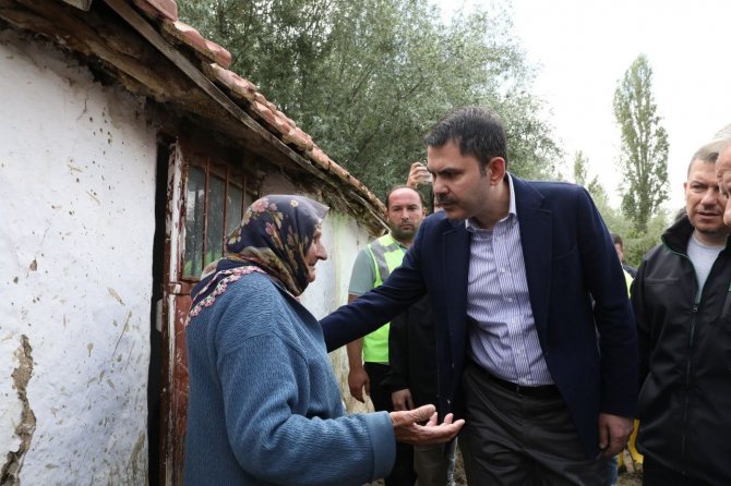 Bakan Kurum, selden etkilenen Haymana’da incelemelerde bulundu