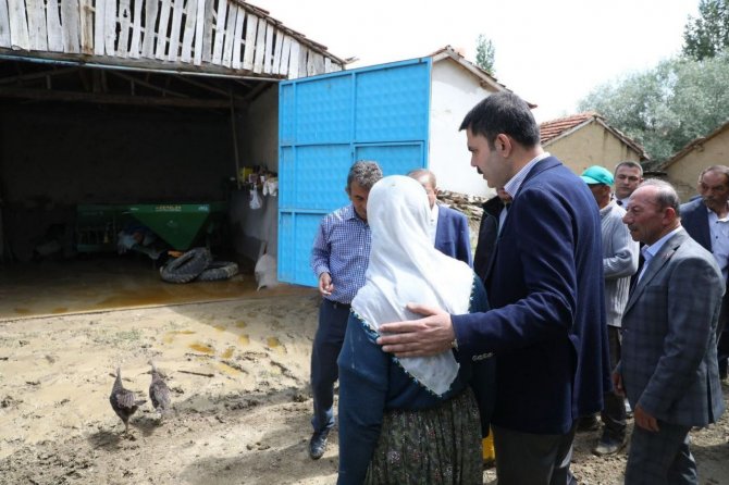 Bakan Kurum, selden etkilenen Haymana’da incelemelerde bulundu