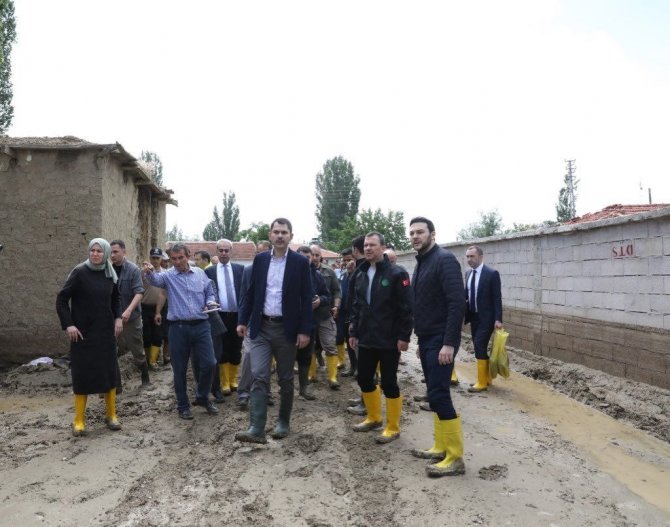 Bakan Kurum, selden etkilenen Haymana’da incelemelerde bulundu