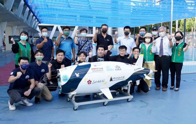 Öğrenciler insan gücüyle çalışan denizaltı üretti