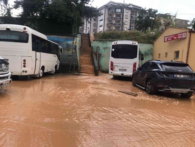 Sağanak yağış her yeri göl etti