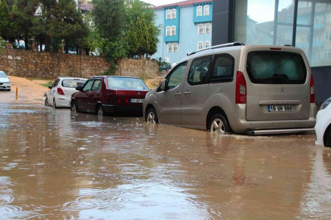 Sağanak yağış her yeri göl etti