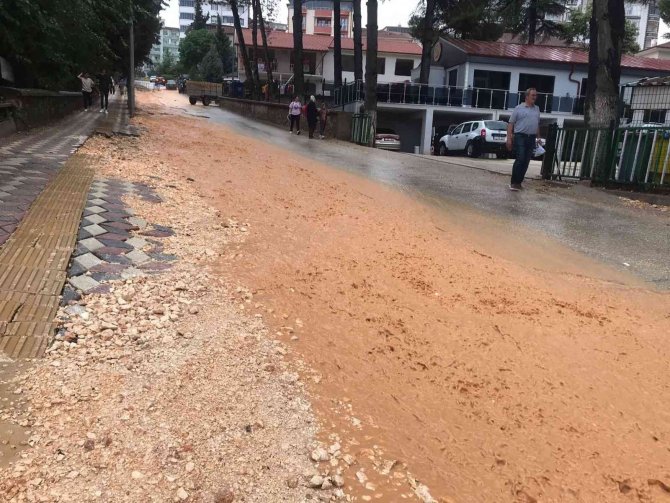 Sağanak yağış her yeri göl etti