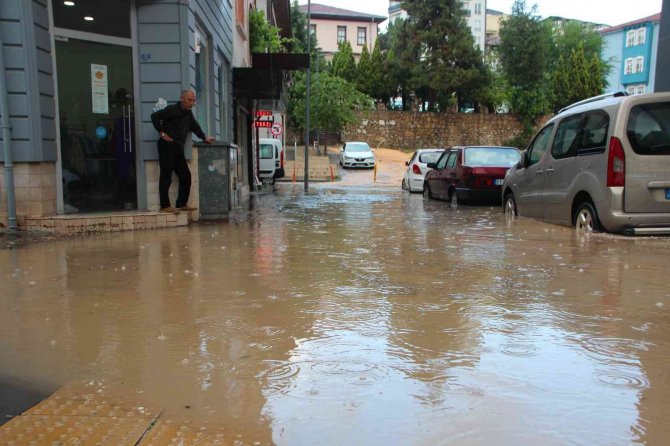 Sağanak yağış her yeri göl etti