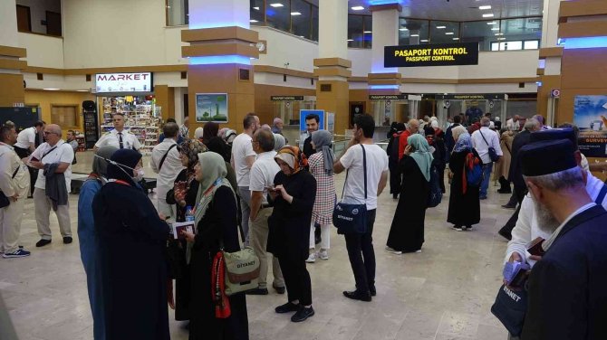 Pandemi yasaklarının ardından Trabzon’dan ilk hacı kafilesi dualarla uğurlandı