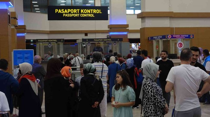 Pandemi yasaklarının ardından Trabzon’dan ilk hacı kafilesi dualarla uğurlandı