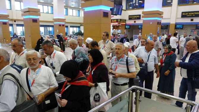 Pandemi yasaklarının ardından Trabzon’dan ilk hacı kafilesi dualarla uğurlandı