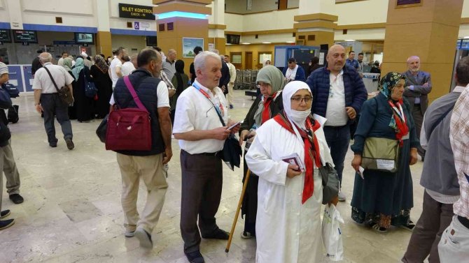 Pandemi yasaklarının ardından Trabzon’dan ilk hacı kafilesi dualarla uğurlandı