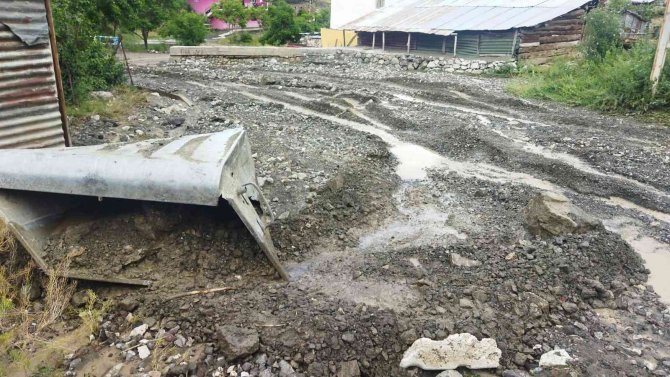 Sağanak yağış mahalle yolunu kapattı, tarım alanlarına hasar verdi