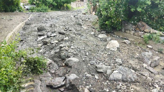 Sağanak yağış mahalle yolunu kapattı, tarım alanlarına hasar verdi