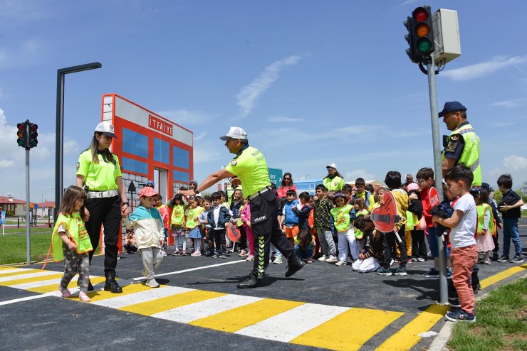 Trafik eğitiminde düdüğü kapan öğrenciler susmadı