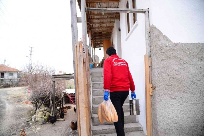 Belediye yemekhanesinde pişiyor, vatandaşın ayağına götürülüyor