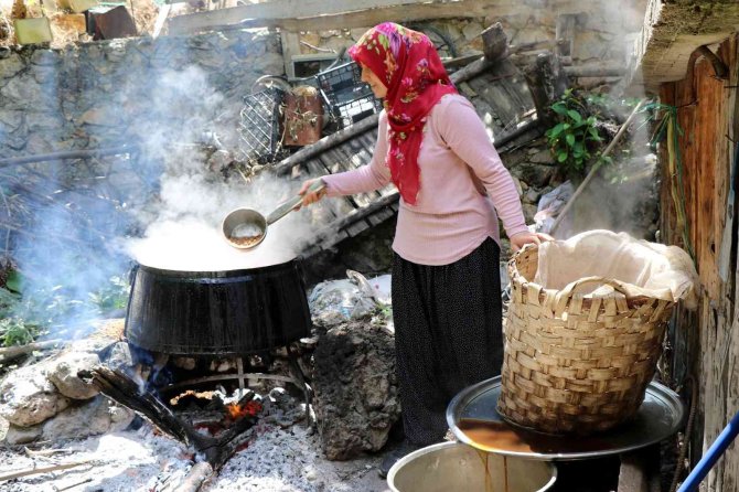 Geleneksel yöntemlerle pekmez yapımı