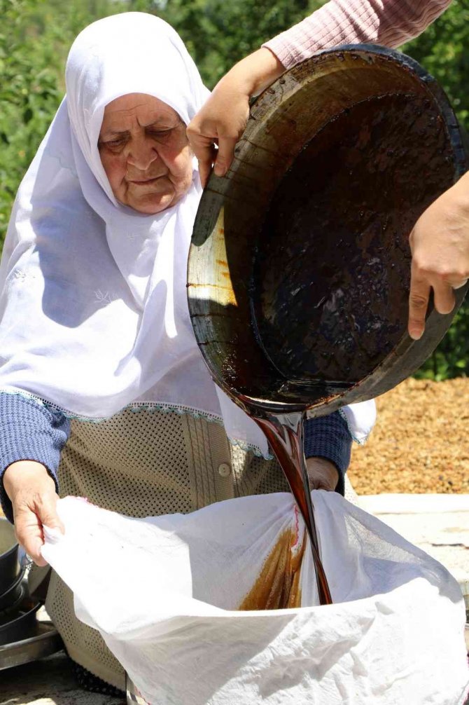 Geleneksel yöntemlerle pekmez yapımı