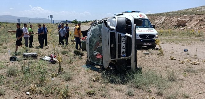 Konya'da hafif ticari araç şarampole devrildi