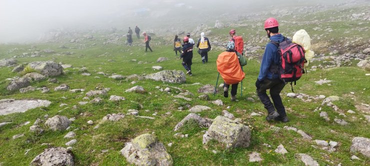 Başına kaya parçası düşen dağcı Melike, hastaneye ulaştırıldı