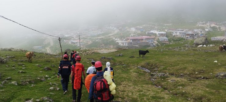 Başına kaya parçası düşen dağcı Melike, hastaneye ulaştırıldı