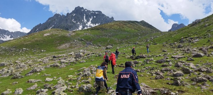 Başına kaya parçası düşen dağcı Melike, hastaneye ulaştırıldı