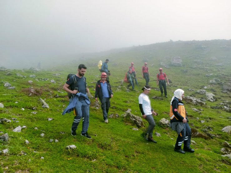 Başına kaya parçası düşen dağcı Melike, hastaneye ulaştırıldı