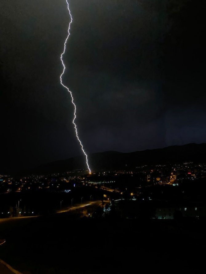 Yıldırım düşme anları cep telefonları ile görüntülendi