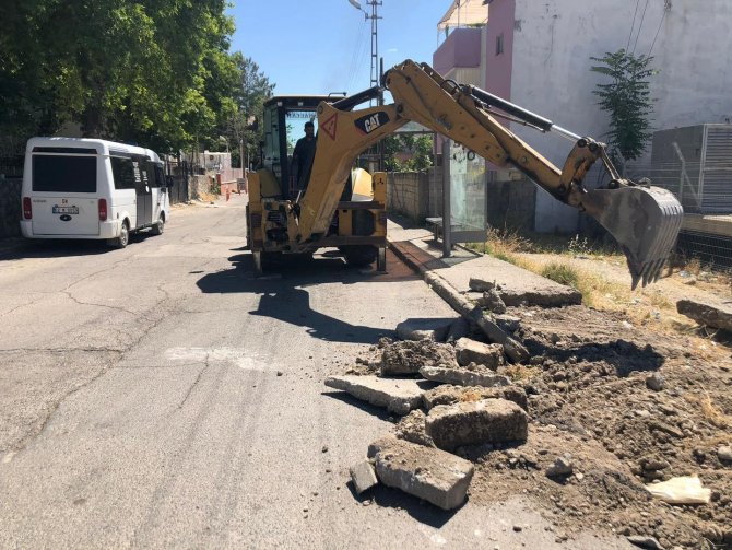 Belediyeden kaldırım düzenleme ve döşeme çalışması