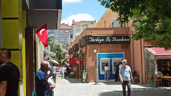 Esnaf şehidini bayraklarla andı