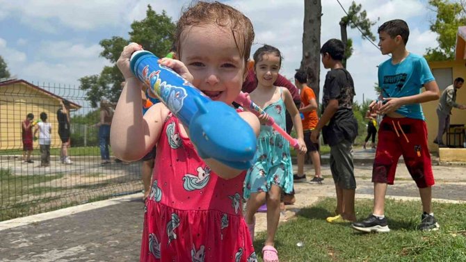 Çocuklar, su savaşı ile hem eğlendi hem serinledi