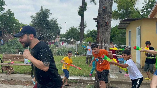 Çocuklar, su savaşı ile hem eğlendi hem serinledi