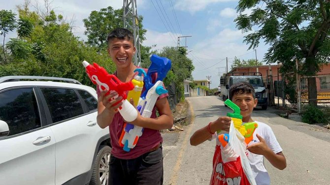 Çocuklar, su savaşı ile hem eğlendi hem serinledi