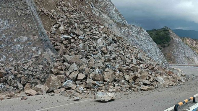 Heyelan yolu kapattı