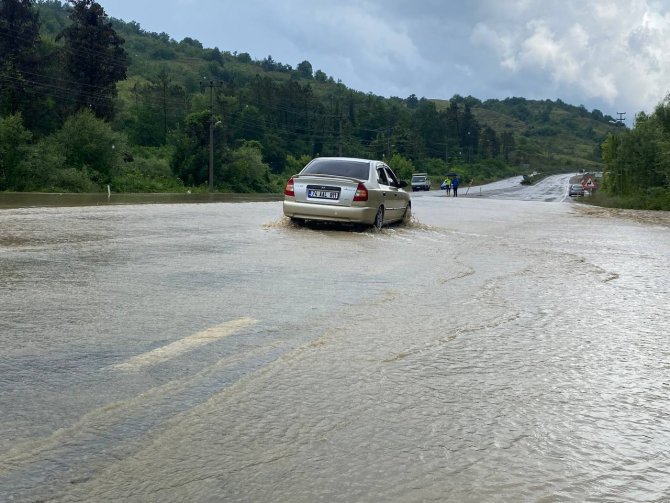 Sağanak sonrası dereler taştı, yollar göle döndü