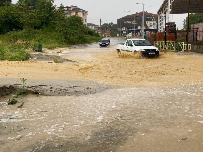 Sağanak sonrası dereler taştı, yollar göle döndü