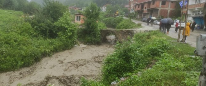 Taşan dereler evler için tehlike oluşturuyor