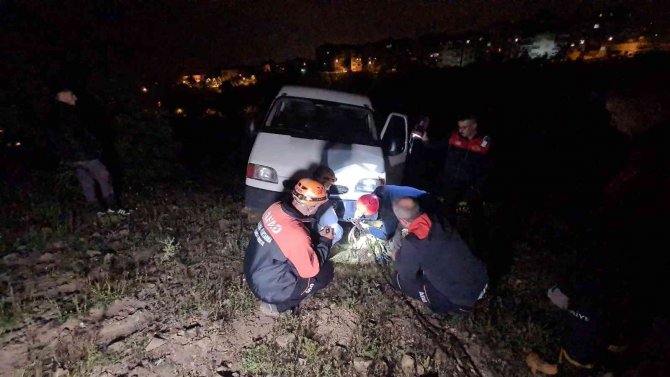 Uçurumun kenarında mahsur kalan gençleri ekipler kurtardı