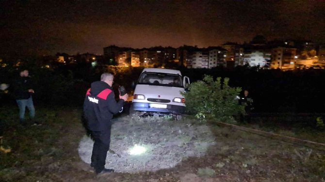 Uçurumun kenarında mahsur kalan gençleri ekipler kurtardı