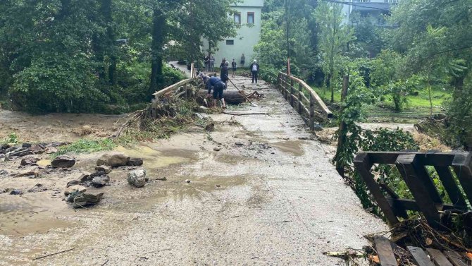 Yoğun yağış nedeniyle araçlar suya gömüldü