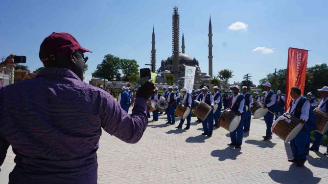 Davullu-zurnalı davete turistlerden yoğun ilgi