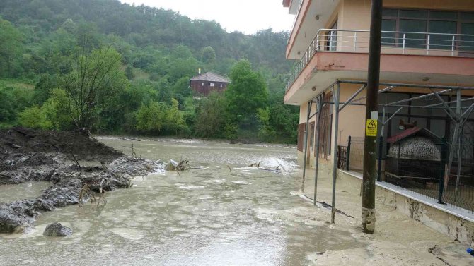 Evlerin girişleri suyla doldu