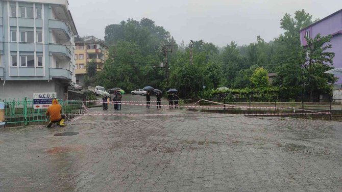 Zonguldak’ta iki mahalleyi bağlayan köprü ulaşıma kapandı