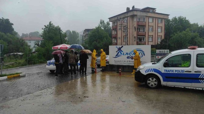 Zonguldak’ta iki mahalleyi bağlayan köprü ulaşıma kapandı