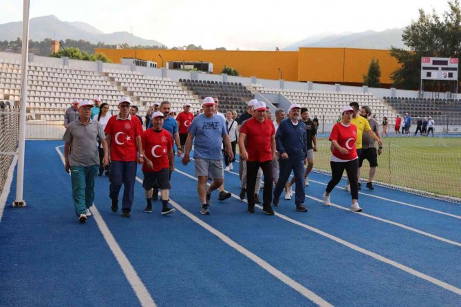 Efeler sağlıklı yaşam için yürüdü