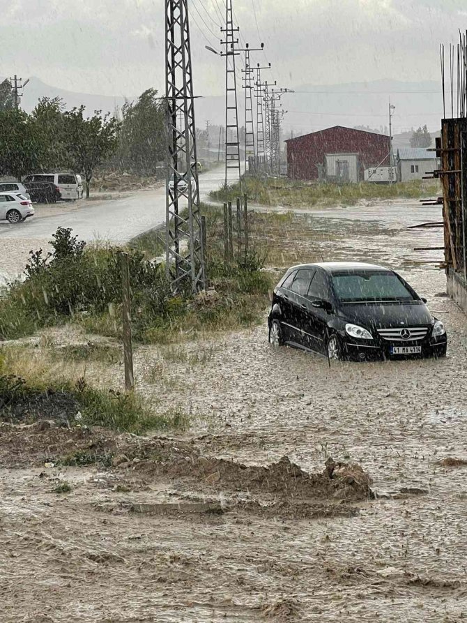 Sel baskınında araçlar sular altında kaldı