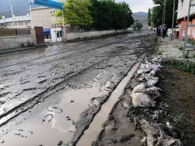 Sel baskınında araçlar sular altında kaldı