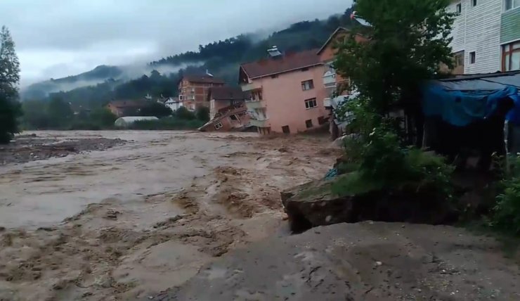 Selde 1 bina yıkıldı, 1 bina yan yattı