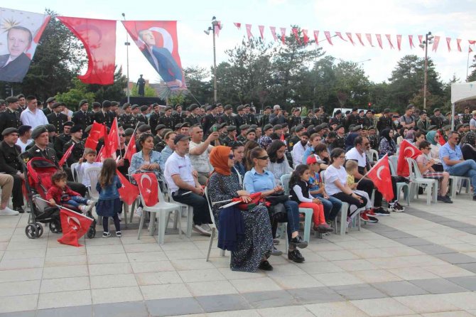 Türk Kara Kuvvetleri’nin kuruluş yıl dönümü dolayısıyla askeri bando konser verdi